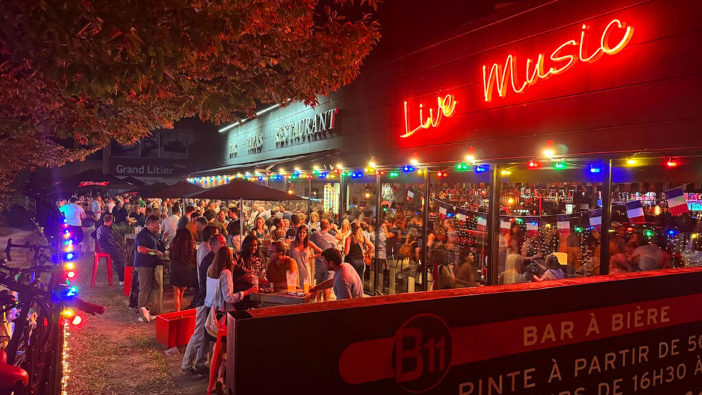 Terrasse spacieuse de 400 m² du bar/bodega à Mérignac, idéale pour profiter de l'été à Bordeaux avec des concerts et des événements